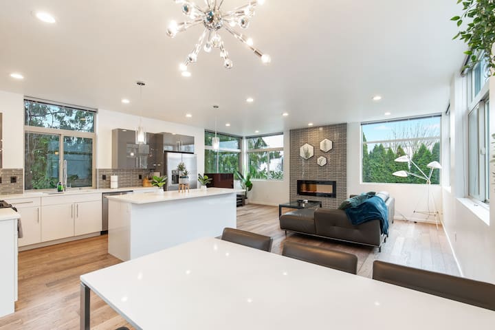 Luxe 3Bdr Home | Parking | Roof Oasis | City Views gallery image 4