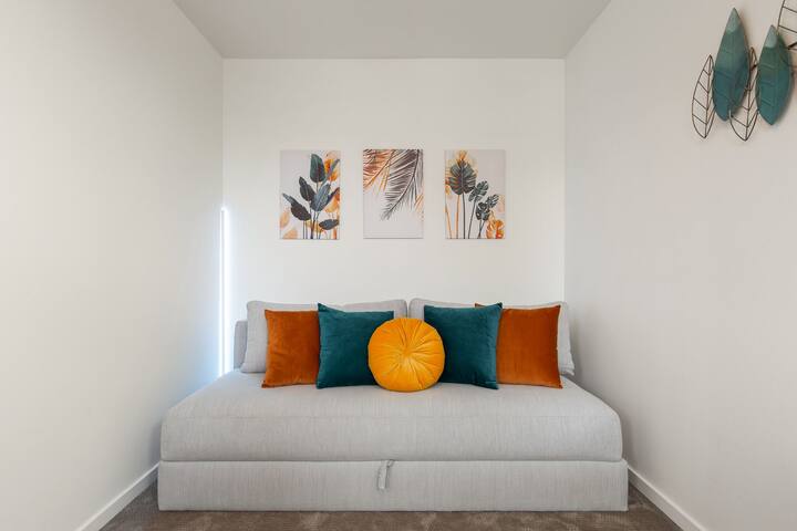 Luxe 3Bdr Home | Parking | Roof Oasis | City Views gallery image 2