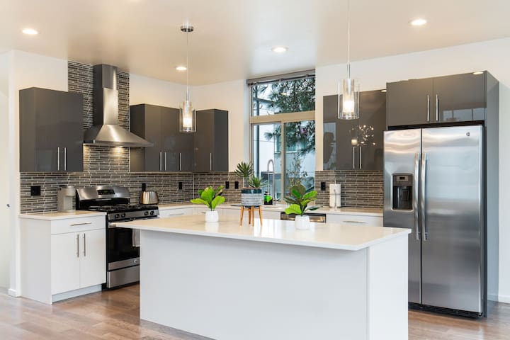 Luxe 3Bdr Home | Parking | Roof Oasis | City Views