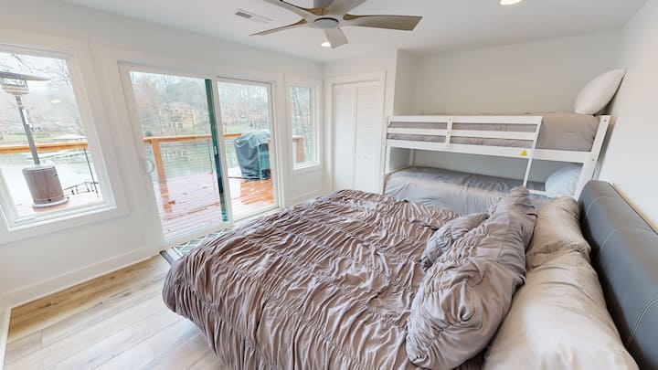 غرفة نوم بمستوى رئيسي بسرير بحجم كبير وسرير بطابقين. مناظر خلابة للاستيقاظ بها!