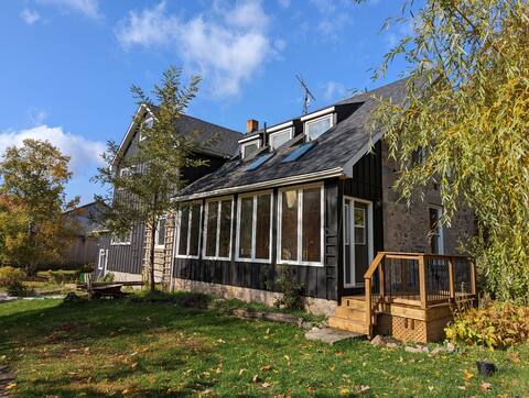 KJ's Relaxing Farmhouse Getaway