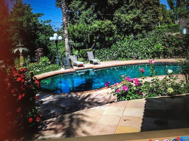 Beautiful resort like home near everything