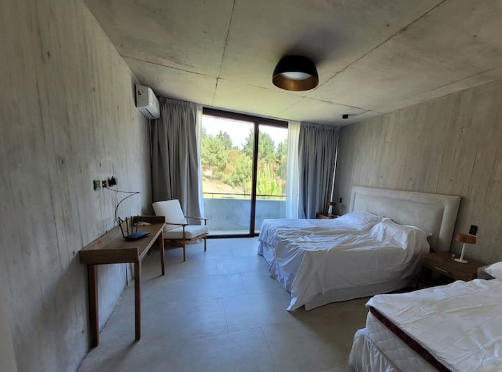 Soba 2. Trostruki. Veliki krevet može se spojiti ili razdvojiti na dva blizanca.