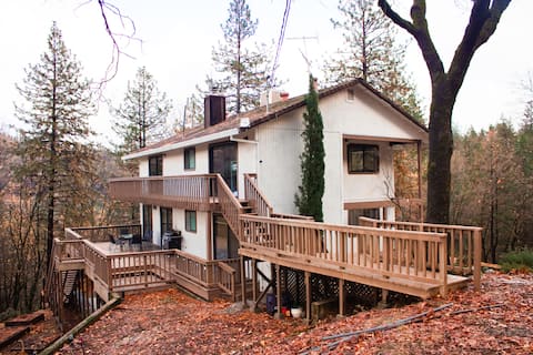 Mountain Cabin w/ Gorgeous Forest Lounge & Hot Tub