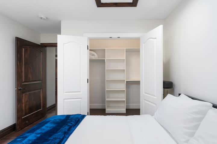 这间二楼卧室配有两张标准双人床和一张步入式橱。