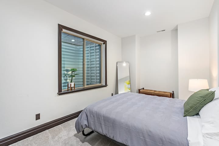 一楼下层卧室明亮宽敞，配有一张标准双人床和大衣柜。