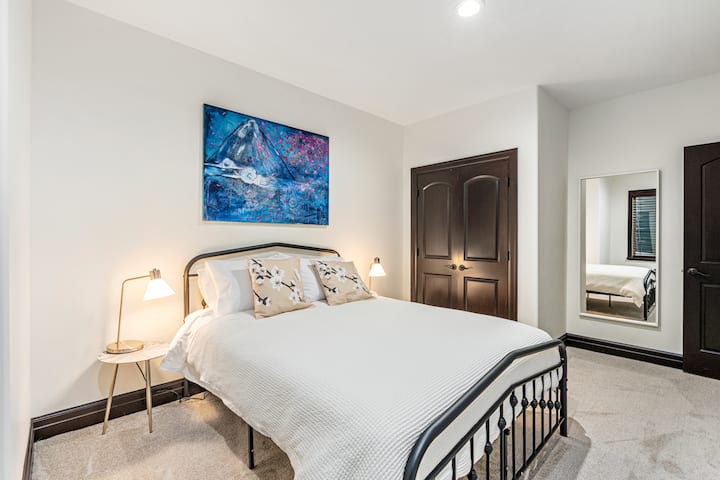 第二层下层卧室。 自然光/标准双人床/大衣柜。