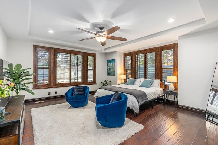 主楼层宽敞的主卧，附带卫生间。