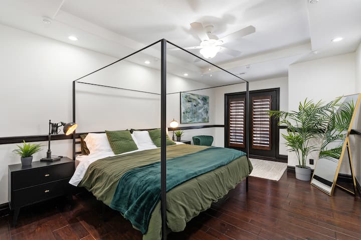 二楼主卧附卫生间。