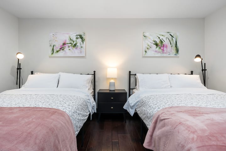 另一间二楼卧室，两张大床和原创艺术品。