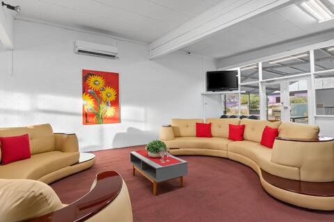 Your Own Pub near Murray, Sleeps 20+