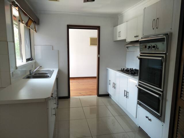 Caulfield Home with Large Space gallery image 2