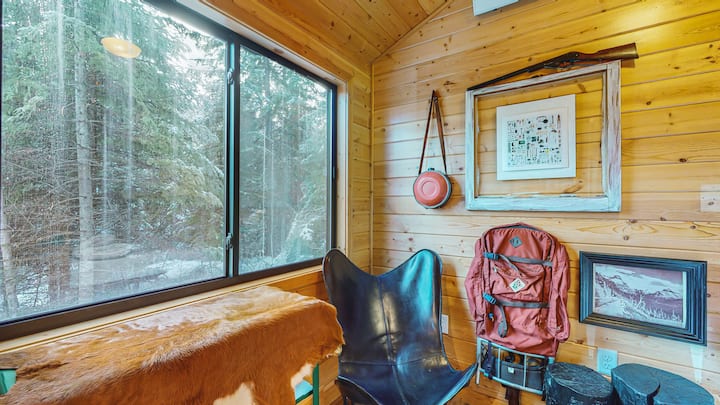 Ფარანი საძინებელში! სრულად აღჭურვილი ლუქს-კლასის საწოლი 152 × 203 სმ, ჭერის ვენტილატორი და განათება, საძინებლის გვერდით საკითხავი განათება, საწოლის ქვეშ შესანახი სივრცე და ჩამოსაკიდებელი ღეროები. ტყის ხედები თქვენი კერძო შიდა ეზოდან!