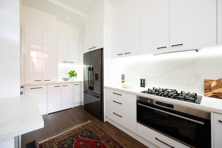 Camberwell Luxury Period Aptmt. gallery image 5