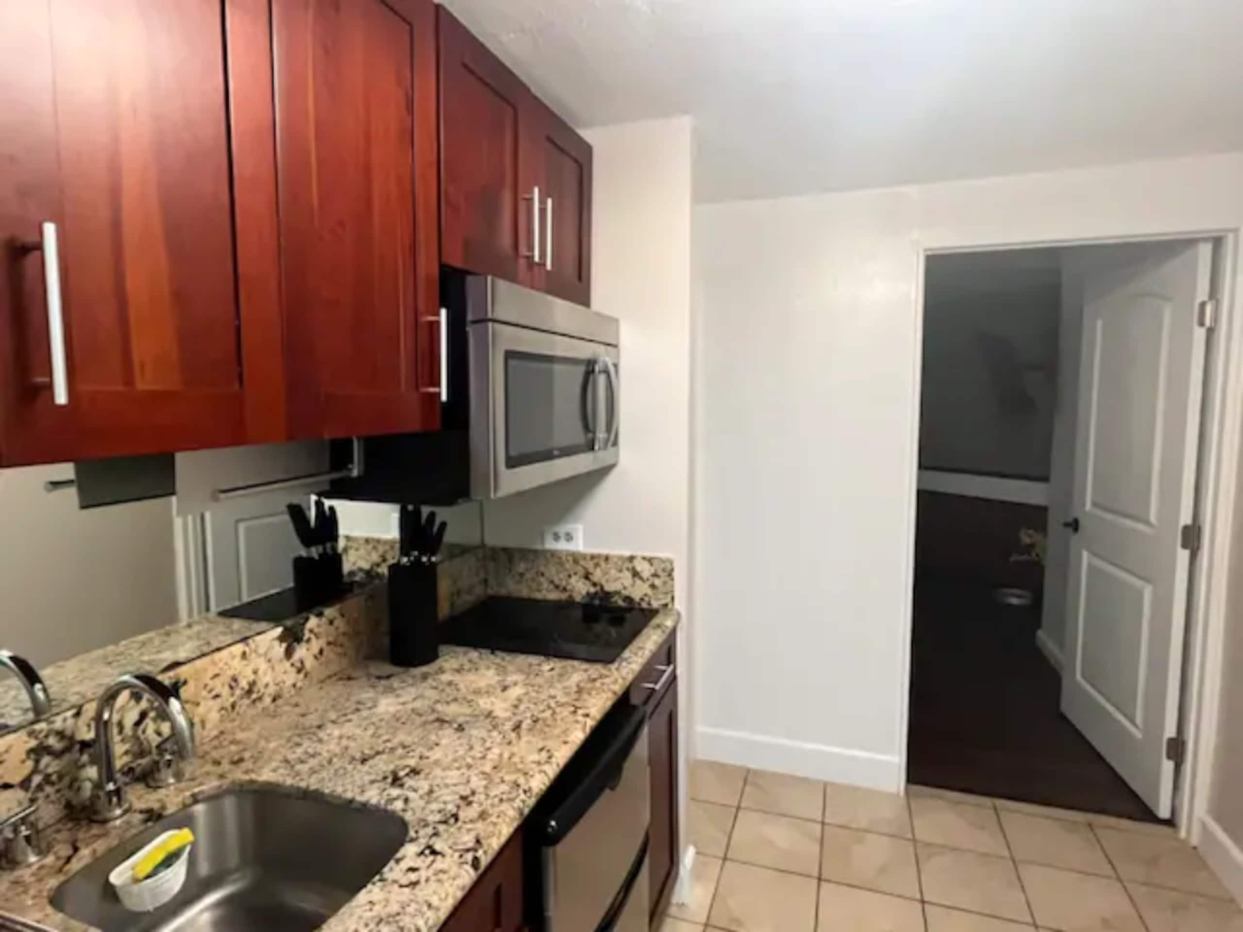 Condo in Honolulu · ★4.77 · 1 bedroom · 2 beds · 1 private bath - Image 6