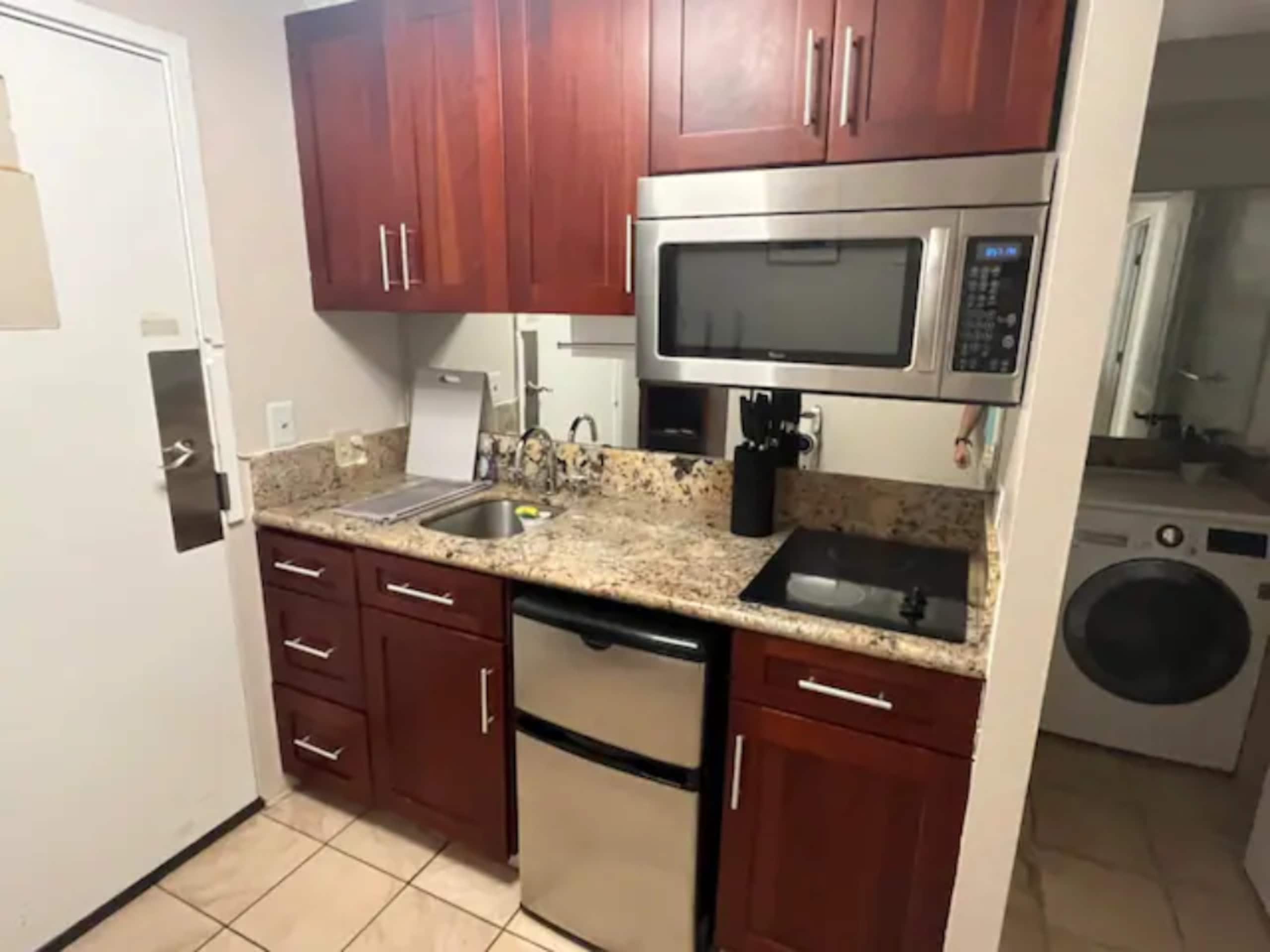 Condo in Honolulu · ★4.77 · 1 bedroom · 2 beds · 1 private bath - Image 5