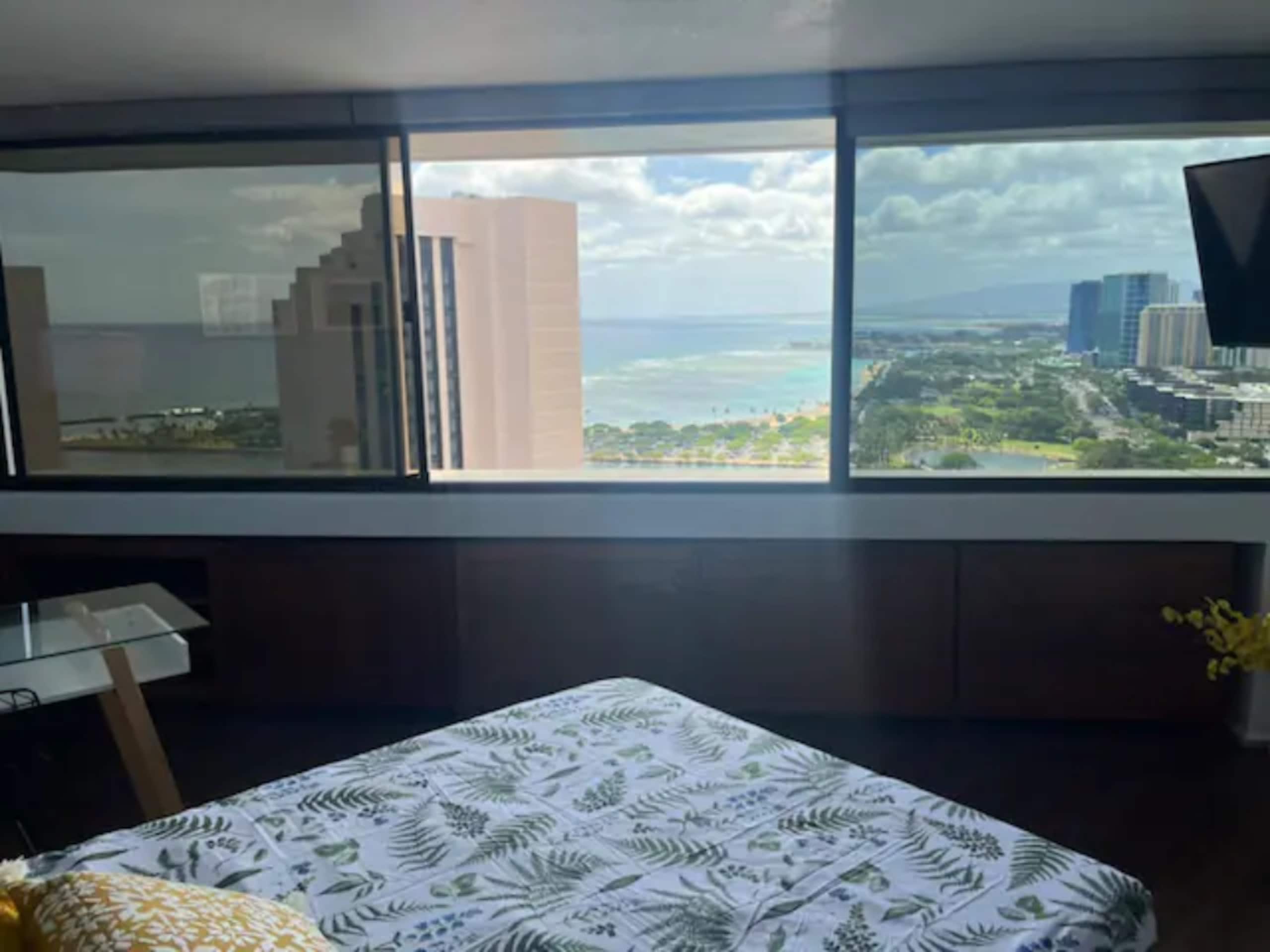 Condo in Honolulu · ★4.77 · 1 bedroom · 2 beds · 1 private bath - Image 14