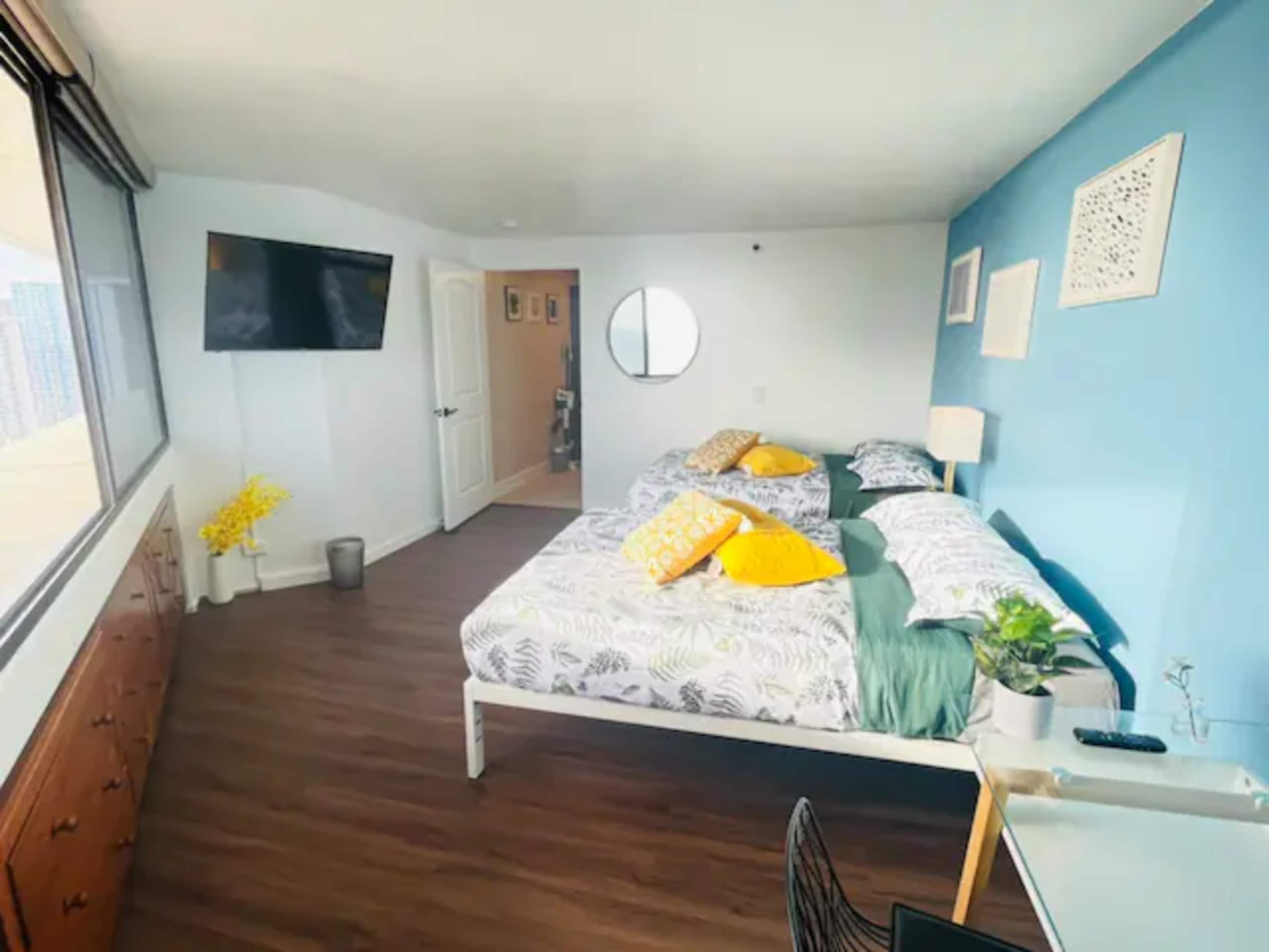 Condo in Honolulu · ★4.77 · 1 bedroom · 2 beds · 1 private bath - Image 13