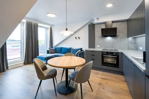 Popular Airbnb listing: Skyline views in historic district | parking space in Podgórze