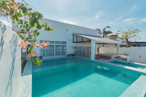 Alesea: Private Beachfront Villa - Pool, Jacuzzi