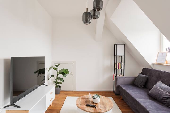 Sala con sofá cama y smart TV de 50pulgadas