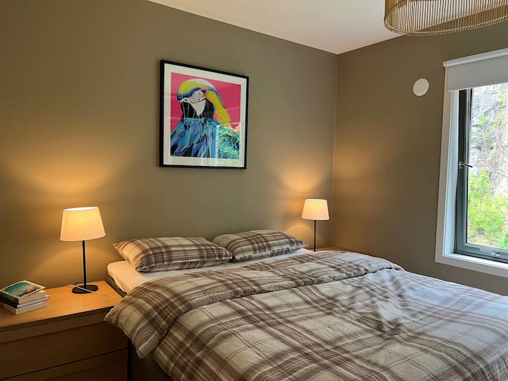 חדר השינה הראשי עם מיטת ג'נסן 150. 