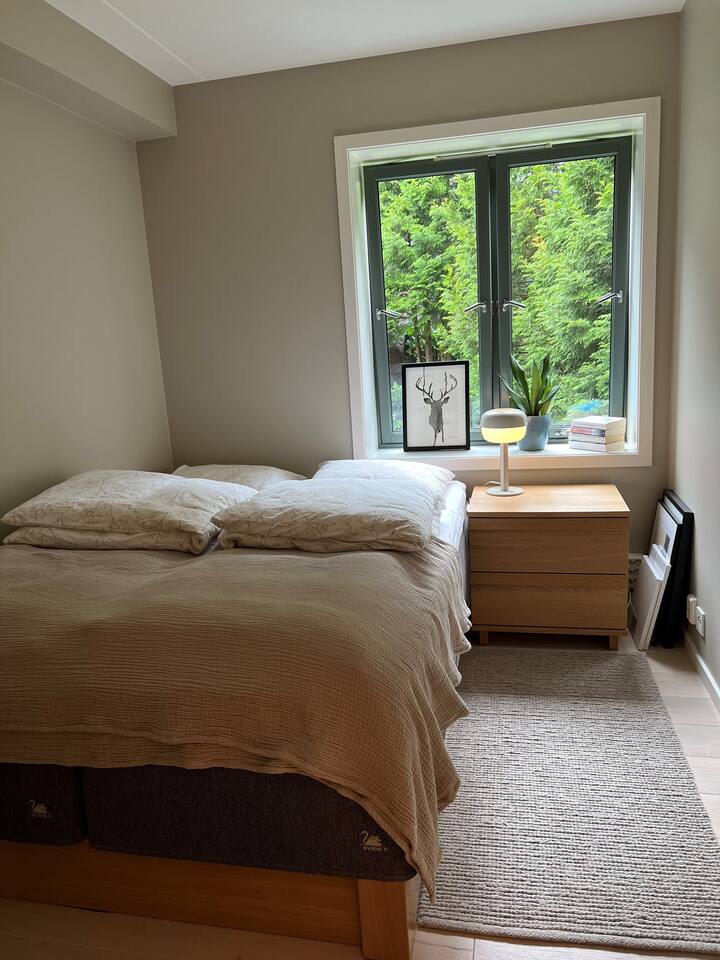 חדר השינה הקטן ביותר עם מיטה 150 של Svane. בחדר השינה יש מקום למזוודה ויש גם ווים כדי שתוכלו לתלות בגדים.