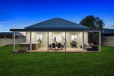 Federation Home,Modern Finish,4 Bed,2 Bath, HotTub
