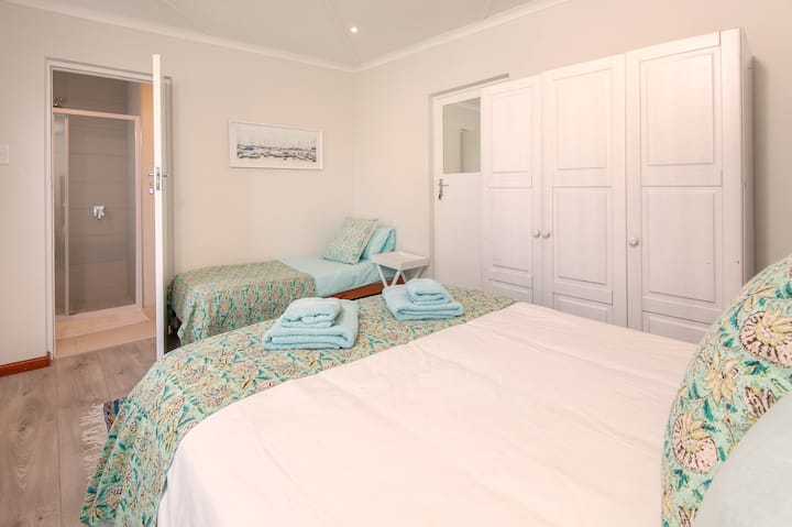Dormitorio 4 con ducha y inodoro en suite