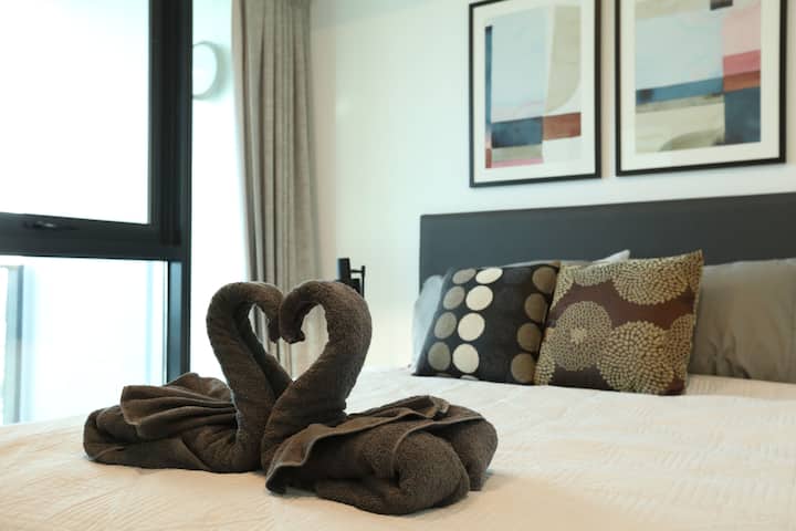 卧室配有标准双人床、2张床头柜和台灯、床头顶数字时钟