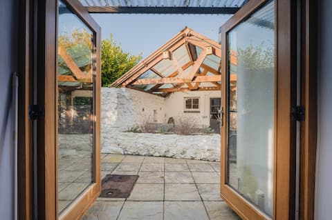 Cosy Welsh Cottage in St Davids Centre with Garden