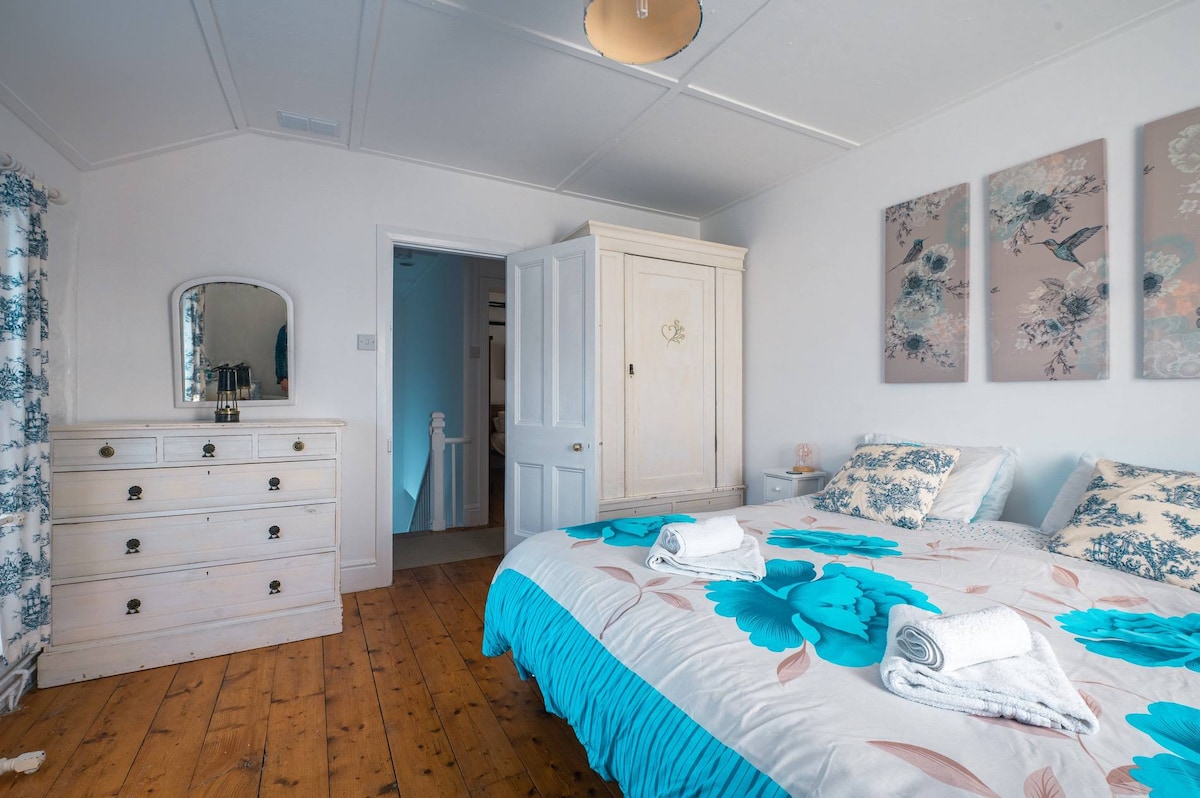 Dhoma e gjumit 3 është e ndritshme dhe e rehatshme