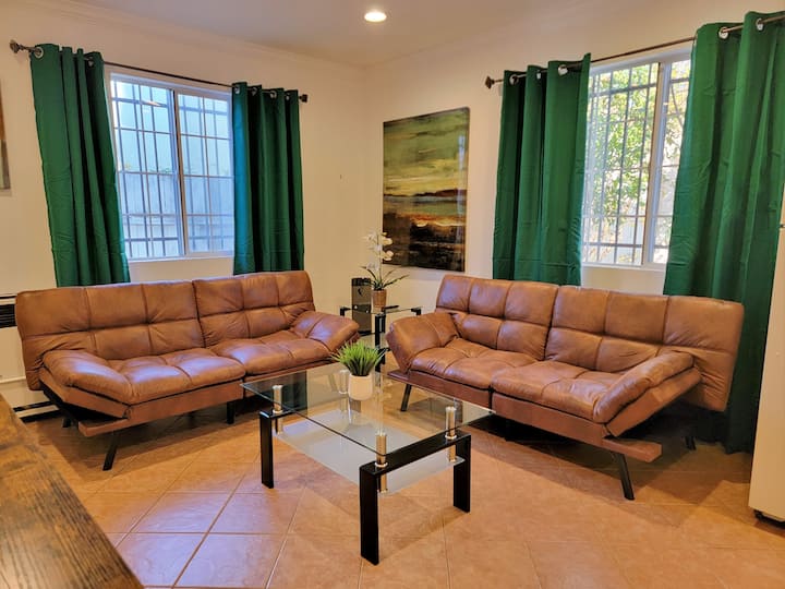 Beverlywood Adj 2 bedroom guesthouse in Prime area Guesthouses for