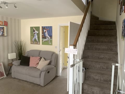 Popular Airbnb listing: Entire Cosy House in Nottingham in Nuthall