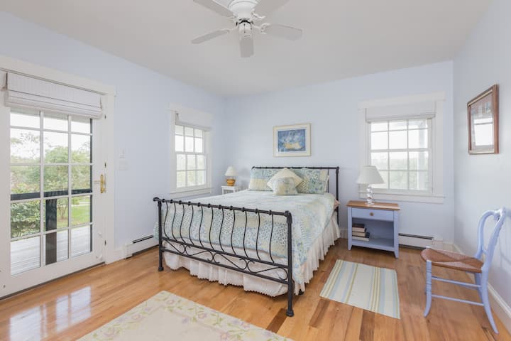 Dormitorio tamaño queen con acceso al porche de los agricultores y mecedoras