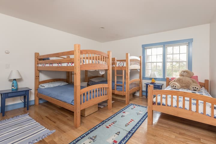 Habitación con literas: tiene capacidad para 5 personas y aún hay espacio para jugar