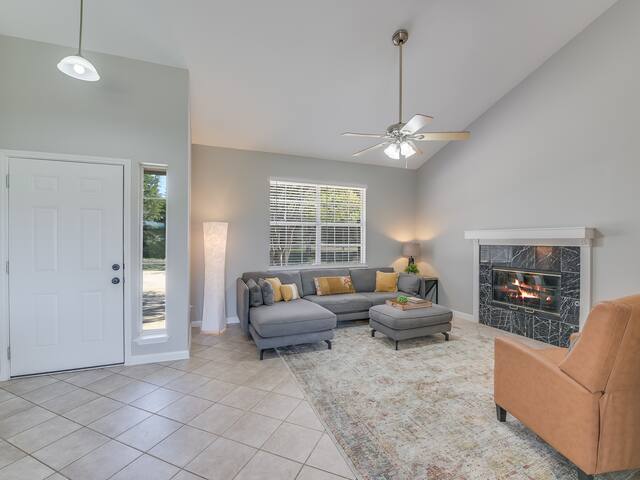 Two 4 BDRM Homes on 6 Acres W/Pools & River Access gallery image 4