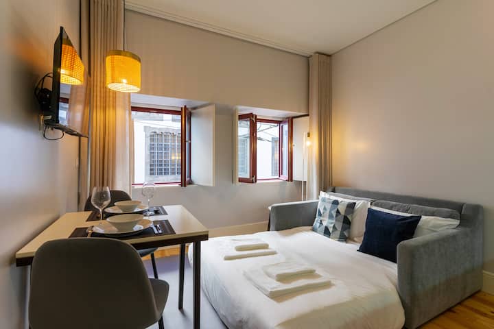 Всекидневна, оборудвана с много удобен разтегателен диван за 2 - ма. Изобилие от естествена светлина и вентилация.