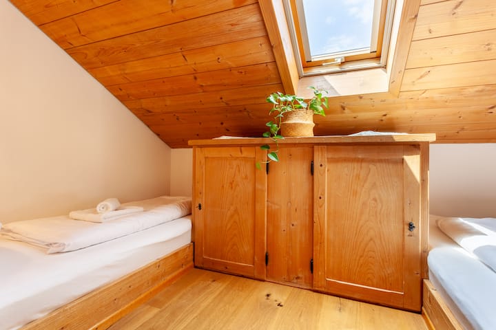 Dodatna spavaća soba s dva jednostruka kreveta 90 × 200 cm i malim ormarom