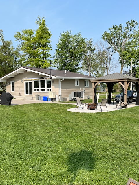Lakefront Jewel $299 a night