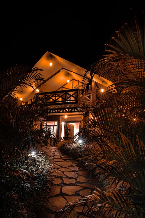 Luxury 3500 sq ft Tropical Villa - Pool & Jacuzzi