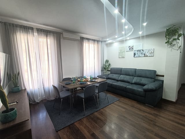 Sagrada Familia flat for 9 pple!