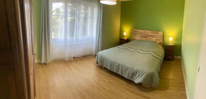 zelená izba s manželskou posteľou pre dve osoby