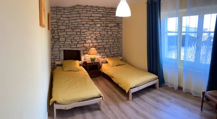 žltá izba s dvoma samostatnými lôžkami