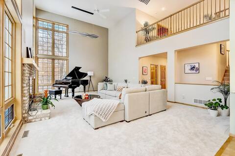 Spectacular Minnetonka home - Luxe, Chic, Comfort