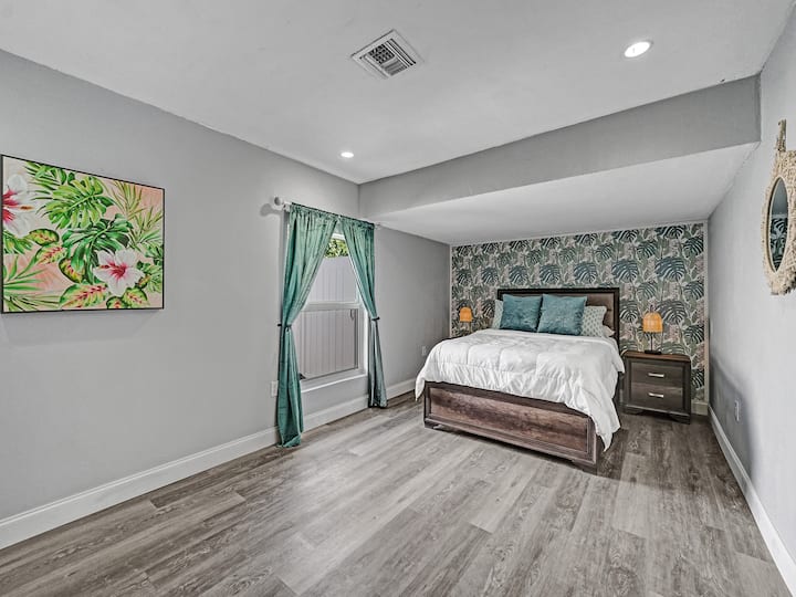 Una acogedora cama tamaño queen en una habitación llena de luz, perfecta para relajarse después de un día en el sur de Florida. Ideal para familias, parejas o viajeros solitarios, a pocos minutos de playas, restaurantes y el aeropuerto.