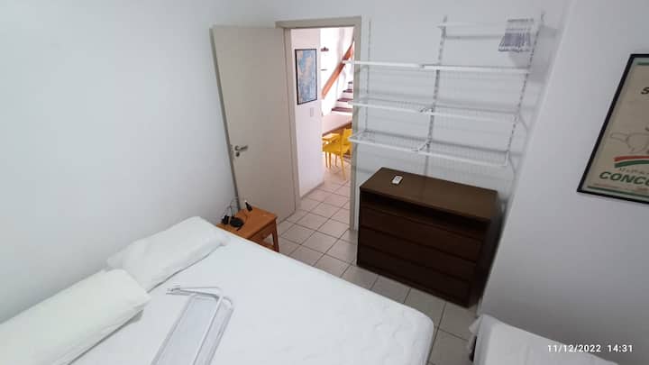 Smješten na donjem katu, izravan pristup iz dnevnog boravka i kupaonice s WC-om u blizini (u dnevnom boravku). S komodom i stalcima za odjeću te noćnim ormarićem s sjenilom za svjetiljku. Madraci su u odličnom stanju i posteljina.