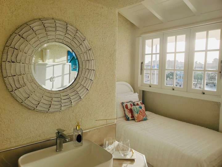 Terrain (dernier étage)
Cette grande pièce est remplie de soleil et de vues depuis les fenêtres sur les deux côtés. Avec de la place pour 3 personnes maximum (1 lit king size et 1 lit jumeau), une douche et un lavabo carrelés fermés, deux commodes et une télévision. Entièrement climatisé