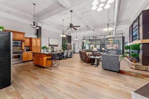 Downtown Loft | Sleeps 21 | Events Welcomed | 5BR