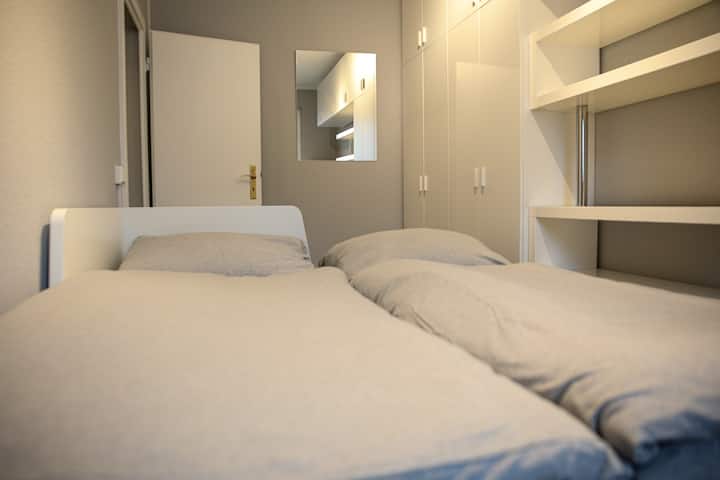 малка спалня с работно пространство и монитор